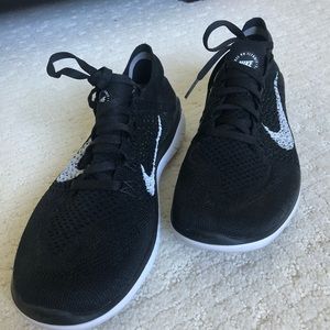 NIKE flyknits. black. 8.5
